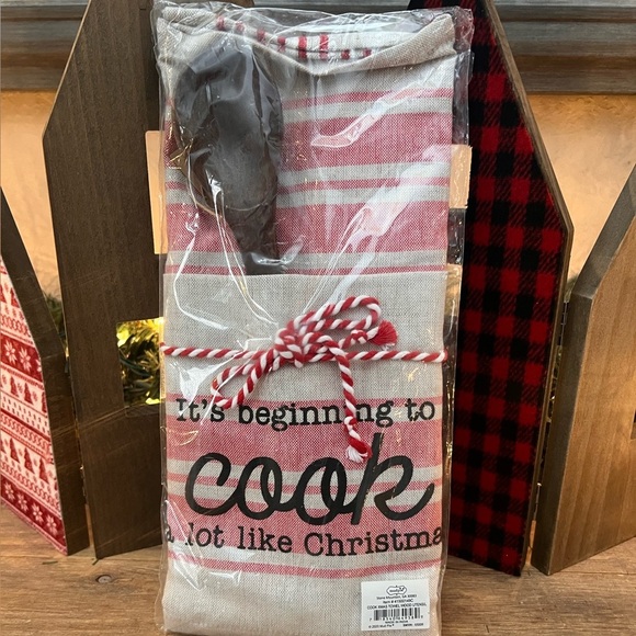 NWT Mud Pie  “it’s beginning to cook a lot like Christmas” tea towel & spoon - Picture 1 of 7